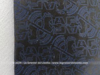 Voici une fausse cravate vintage, modèle des Stewards de la Compagnie Air France en 100% polyester, bleu marine avec dans la trame les initiales AF et qui ferme au col par un crochet.