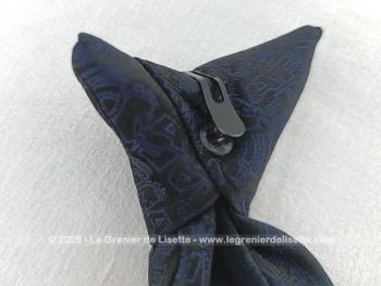 Voici une fausse cravate vintage, modèle des Stewards de la Compagnie Air France en 100% polyester, bleu marine avec dans la trame les initiales AF et qui ferme au col par un crochet.