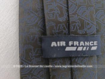 Voici une fausse cravate vintage, modèle des Stewards de la Compagnie Air France en 100% polyester, bleu marine avec dans la trame les initiales AF et qui ferme au col par un crochet.