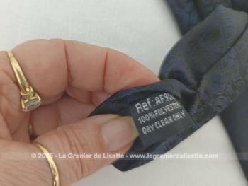 Voici une fausse cravate vintage, modèle des Stewards de la Compagnie Air France en 100% polyester, bleu marine avec dans la trame les initiales AF et qui ferme au col par un crochet.