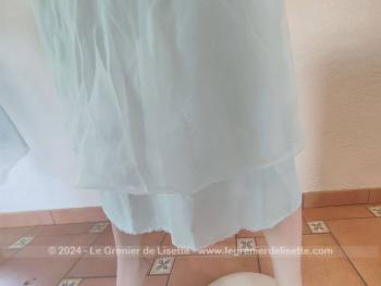 De la marque Lejaby de Paris, en tissus nylon Nylfrance voici un long déshabillé ou chemise de nuit couleur vert d'eau ou bleu cyan, en 100% polyamide avec un noeud à faire à la poitrine pour ajuster. Vintage .