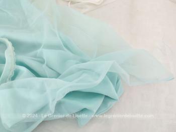 De la marque Lejaby de Paris, en tissus nylon Nylfrance voici un long déshabillé ou chemise de nuit couleur vert d'eau ou bleu cyan, en 100% polyamide avec un noeud à faire à la poitrine pour ajuster. Vintage .