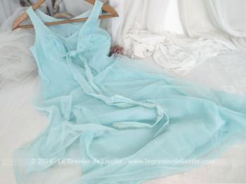 De la marque Lejaby de Paris, en tissus nylon Nylfrance voici un long déshabillé ou chemise de nuit couleur vert d'eau ou bleu cyan, en 100% polyamide avec un noeud à faire à la poitrine pour ajuster. Vintage .