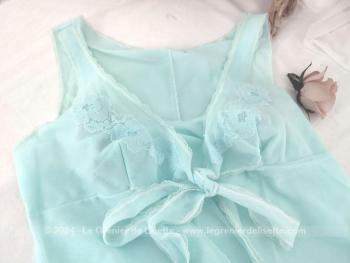 De la marque Lejaby de Paris, en tissus nylon Nylfrance voici un long déshabillé ou chemise de nuit couleur vert d'eau ou bleu cyan, en 100% polyamide avec un noeud à faire à la poitrine pour ajuster. Vintage .