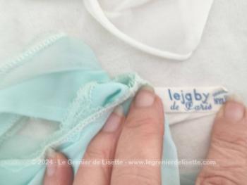 De la marque Lejaby de Paris, en tissus nylon Nylfrance voici un long déshabillé ou chemise de nuit couleur vert d'eau ou bleu cyan, en 100% polyamide avec un noeud à faire à la poitrine pour ajuster. Vintage .