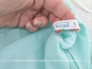 De la marque Lejaby de Paris, en tissus nylon Nylfrance voici un long déshabillé ou chemise de nuit couleur vert d'eau ou bleu cyan, en 100% polyamide avec un noeud à faire à la poitrine pour ajuster. Vintage .