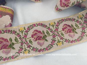 Voici sur 8 x 175 cm, un magnifique ruban satiné décoré par des écussons aux contours fleuris mettant en valeur une grande rose dans les tons de rose.  Superbe !