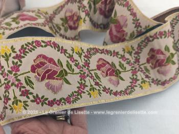 Voici sur 8 x 175 cm, un magnifique ruban satiné décoré par des écussons aux contours fleuris mettant en valeur une grande rose dans les tons de rose.  Superbe !