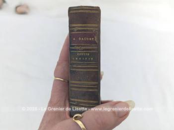 Plus que centenaire, voici dans un mini format sur 497 pages un petit livre ancien datant de 1916 d'Alphonse Daudet au titre de 