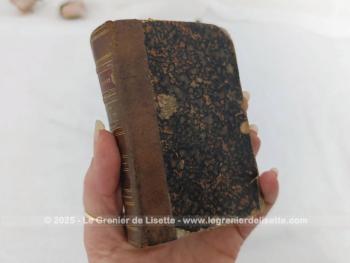 Plus que centenaire, voici dans un mini format sur 497 pages un petit livre ancien datant de 1916 d'Alphonse Daudet au titre de 