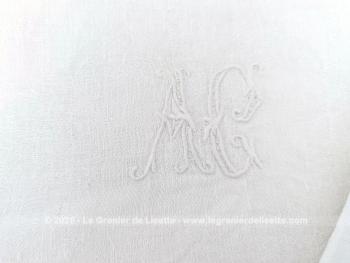 Voici un lot de 4 anciennes serviettes en damassé blanc de  67 x 60 cm brodées des monogrammes AC au centre.. Top vintage !