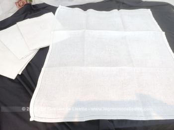 Voici un lot de 4 anciennes serviettes en damassé blanc de  67 x 60 cm brodées des monogrammes AC au centre.. Top vintage !