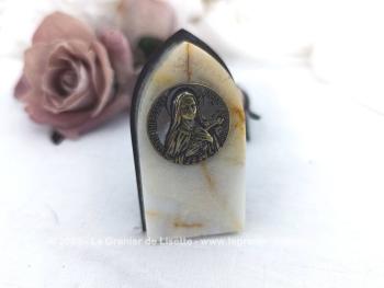 Petit oratoire vintage à poser, en marbre veiné, avec médaille et inscription Sainte Thérèse de L'Enfant Jésus et  P.P.N. ( Priez Pour Nous).  À poser dans un coin paisible… ou dans une vitrine nostalgique