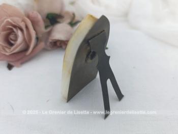 Petit oratoire vintage à poser, en marbre veiné, avec médaille et inscription Sainte Thérèse de L'Enfant Jésus et  P.P.N. ( Priez Pour Nous).  À poser dans un coin paisible… ou dans une vitrine nostalgique