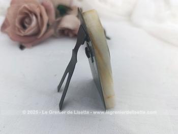 Petit oratoire vintage à poser, en marbre veiné, avec médaille et inscription Sainte Thérèse de L'Enfant Jésus et  P.P.N. ( Priez Pour Nous).  À poser dans un coin paisible… ou dans une vitrine nostalgique