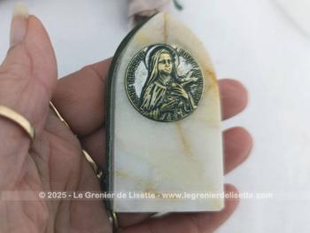 Petit oratoire vintage à poser, en marbre veiné, avec médaille et inscription Sainte Thérèse de L'Enfant Jésus et  P.P.N. ( Priez Pour Nous).  À poser dans un coin paisible… ou dans une vitrine nostalgique