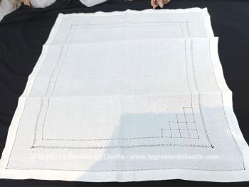 Superbe napperon ancien de la taille d'un grande serviette (56.5 x 54 cm) décoré par des dessins e. Fait main et pièce unique.