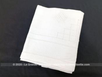 Superbe napperon ancien de la taille d'un grande serviette (56.5 x 54 cm) décoré par des dessins e. Fait main et pièce unique.