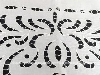 Ancien rideau, tour de cheminée ou napperon, voici vraiment une superbe pièce n drap de lin blanc fait main et décorée de superbes broderies ajourées formant un motif  unique et original sur 94 x 50 cm.