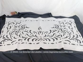 Ancien rideau, tour de cheminée ou napperon, voici vraiment une superbe pièce n drap de lin blanc fait main et décorée de superbes broderies ajourées formant un motif  unique et original sur 94 x 50 cm.