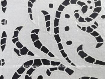 Ancien rideau, tour de cheminée ou napperon, voici vraiment une superbe pièce n drap de lin blanc fait main et décorée de superbes broderies ajourées formant un motif  unique et original sur 94 x 50 cm.