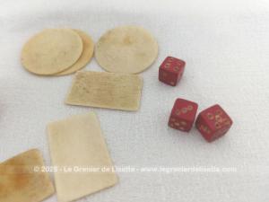 Anciens jetons os, mini dés et cornet à jouer