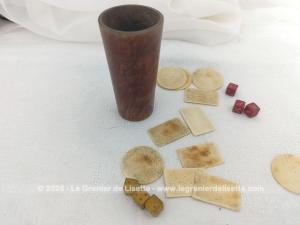 Anciens jetons os, mini dés et cornet à jouer