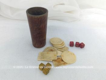 Voici un ensemble composé de jeton en os, de 2 jeux de mini dés, et un cornet à jouet en bois et en plus un jeu de cartes en cadeau.