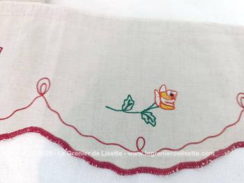 Sur 335 x 17.5 cm, voici un ancien tour de cheminée fait main à partir d'un seul morceau de lin couleur naturel et décoré de broderies de bouquets de fleurs  et d'une guirlande en  fils rouge.