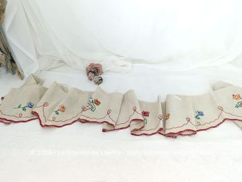 Sur 335 x 17.5 cm, voici un ancien tour de cheminée fait main à partir d'un seul morceau de lin couleur naturel et décoré de broderies de bouquets de fleurs  et d'une guirlande en  fils rouge.