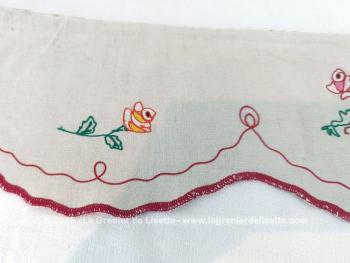 Sur 335 x 17.5 cm, voici un ancien tour de cheminée fait main à partir d'un seul morceau de lin couleur naturel et décoré de broderies de bouquets de fleurs  et d'une guirlande en  fils rouge.