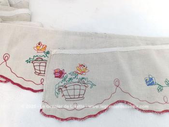 Sur 335 x 17.5 cm, voici un ancien tour de cheminée fait main à partir d'un seul morceau de lin couleur naturel et décoré de broderies de bouquets de fleurs  et d'une guirlande en  fils rouge.