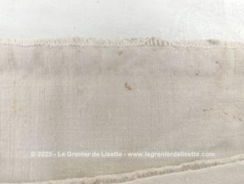 Sur 335 x 17.5 cm, voici un ancien tour de cheminée fait main à partir d'un seul morceau de lin couleur naturel et décoré de broderies de bouquets de fleurs  et d'une guirlande en  fils rouge.