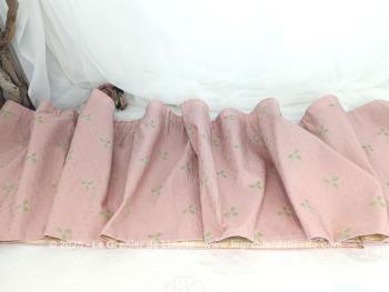 Sur 41 x 350 cm et réalisée à la main, voici une belle cantonnière en tissus d'ameublement shabby rose saumon pale décoré de fleurs aux tons écru et entièrement doublée. Pièce unique.
