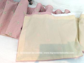 Sur 41 x 350 cm et réalisée à la main, voici une belle cantonnière en tissus d'ameublement shabby rose saumon pale décoré de fleurs aux tons écru et entièrement doublée. Pièce unique.