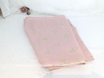 Sur 41 x 350 cm et réalisée à la main, voici une belle cantonnière en tissus d'ameublement shabby rose saumon pale décoré de fleurs aux tons écru et entièrement doublée. Pièce unique.