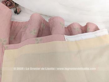 Sur 41 x 350 cm et réalisée à la main, voici une belle cantonnière en tissus d'ameublement shabby rose saumon pale décoré de fleurs aux tons écru et entièrement doublée. Pièce unique.