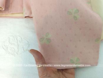 Sur 41 x 350 cm et réalisée à la main, voici une belle cantonnière en tissus d'ameublement shabby rose saumon pale décoré de fleurs aux tons écru et entièrement doublée. Pièce unique.