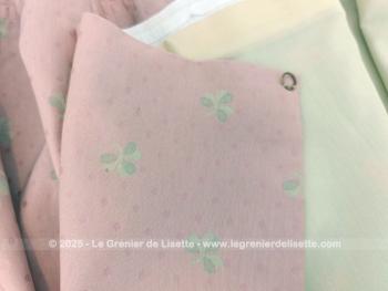 Sur 41 x 350 cm et réalisée à la main, voici une belle cantonnière en tissus d'ameublement shabby rose saumon pale décoré de fleurs aux tons écru et entièrement doublée. Pièce unique.