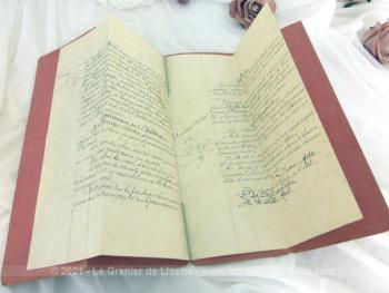Âgé de plus de 125 ans, voici un acte notarié daté du 10 avril 1900 écrit à la plume dans une écriture remplie de pleins et déliés à l'encre sépia sur 4 pages concernant la vente d'un pré  avec cachet  et sceau de la III° République.