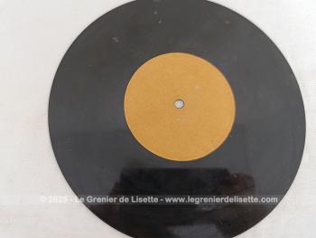 Datant du tout début des années 60, voici dans sa pochette en papier épais, un disque Pyral  qui ne résulte pas d’un pressage en série mais d'un original de studio d'enregistrement, ici la S.a.r.c.  avec Vivaldi par Eric Huyghues des Etages, le 3 mars 1961. Pièce unique.