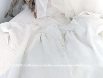 Voici une authentique ancienne grande chemise de nuit entièrement faite à la main en drap de lin avec de magnifiques broderies sur l'encolure,  sur les manches courtes et sur le plastron sans oublier les monogrammes MS. Superbe !