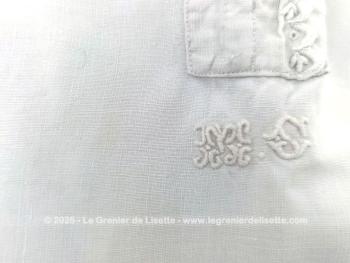 Voici une authentique ancienne grande chemise de nuit entièrement faite à la main en drap de lin avec de magnifiques broderies sur l'encolure,  sur les manches courtes et sur le plastron sans oublier les monogrammes MS. Superbe !