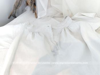 Voici une authentique ancienne grande chemise de nuit entièrement faite à la main en drap de lin avec de magnifiques broderies sur l'encolure,  sur les manches courtes et sur le plastron sans oublier les monogrammes MS. Superbe !
