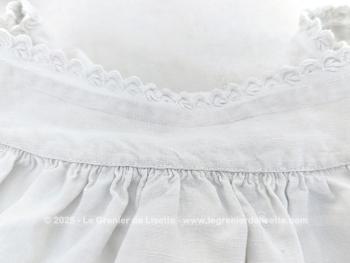 Voici une authentique ancienne grande chemise de nuit entièrement faite à la main en drap de lin avec de magnifiques broderies sur l'encolure,  sur les manches courtes et sur le plastron sans oublier les monogrammes MS. Superbe !