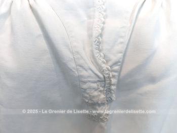 Voici une authentique ancienne grande chemise de nuit entièrement faite à la main en drap de lin avec de magnifiques broderies sur l'encolure,  sur les manches courtes et sur le plastron sans oublier les monogrammes MS. Superbe !