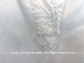 Voici une authentique ancienne grande chemise de nuit entièrement faite à la main en drap de lin avec de magnifiques broderies sur l'encolure,  sur les manches courtes et sur le plastron sans oublier les monogrammes MS. Superbe !