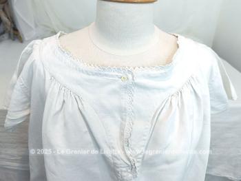 Voici une authentique ancienne grande chemise de nuit entièrement faite à la main en drap de lin avec de magnifiques broderies sur l'encolure,  sur les manches courtes et sur le plastron sans oublier les monogrammes MS. Superbe !