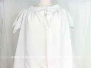Voici une authentique ancienne grande chemise de nuit entièrement faite à la main en drap de lin avec de magnifiques broderies sur l'encolure,  sur les manches courtes et sur le plastron sans oublier les monogrammes MS. Superbe !