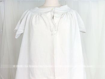 Voici une authentique ancienne grande chemise de nuit entièrement faite à la main en drap de lin avec de magnifiques broderies sur l'encolure,  sur les manches courtes et sur le plastron sans oublier les monogrammes MS. Superbe !